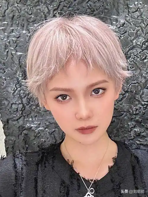 今夏热门发型,狗啃锯齿刘海短发,引领个性时尚新潮流
