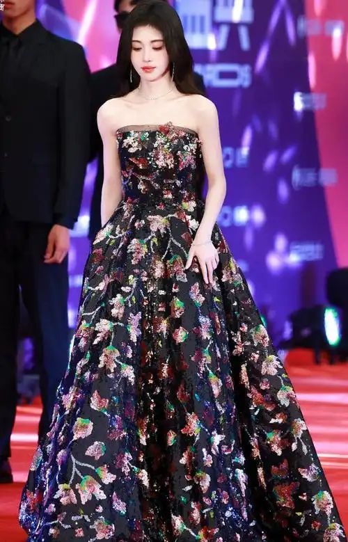 广州这一夜孟佳好敢穿但内娱白幼瘦审美弊端出来了