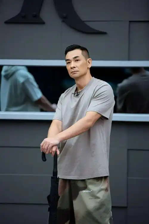 哥哥二公练习照曝光赵文卓认真挑战舞蹈