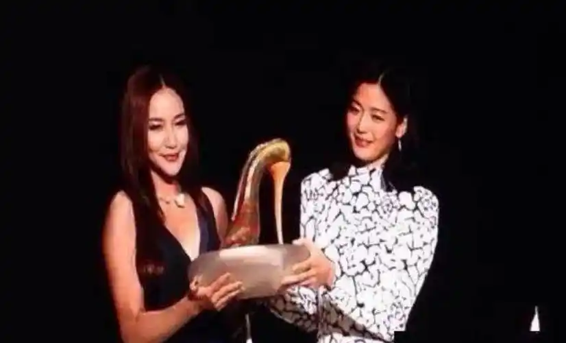 韩雨芹,原名韩雪,因为要与另一个同名演员区分开来,由张国立为她改名.