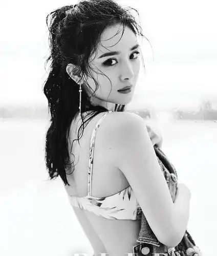 杨幂终于"大胆"了一回!把2cm泳装当上衣,用一块丝巾裹住全身