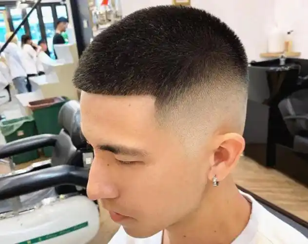 寸头指短发平头板头,其"寸"是指一寸以内,特指很短.