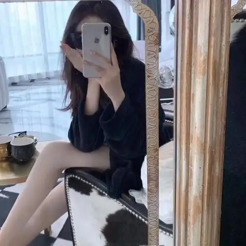 拿手机女头,自拍挡脸:与人间寥寥月色,长眠一场