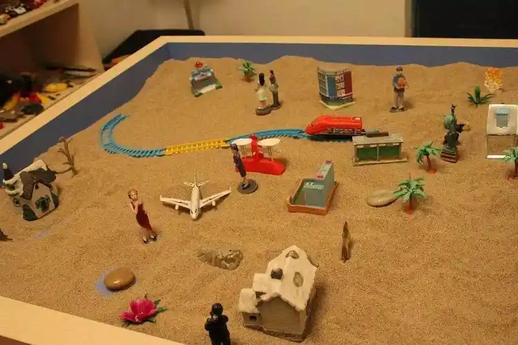 沙盘游戏疗法没有言语表达的压力,没有做不出作品的自卑感.