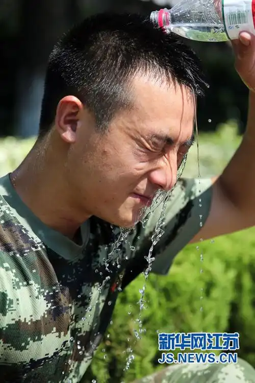江苏消防战士酷暑练精兵