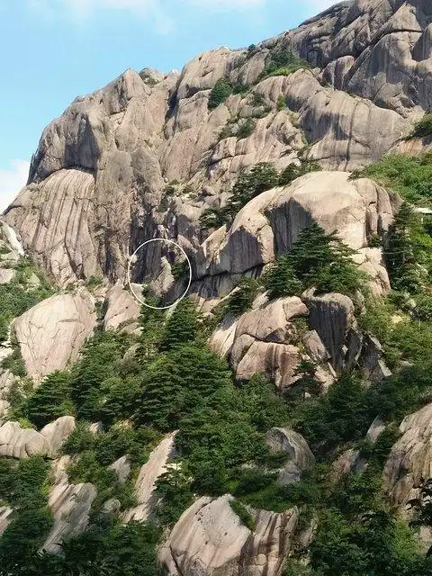 图中所示,黄山怪石:老僧入定(也称猪八戒照镜子),非常逼真