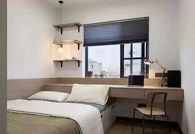有时只有床"横跨"窗户才能床尾设计衣柜,那么像上图书桌紧挨榻榻米