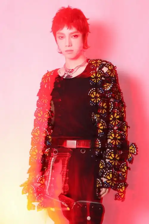 华晨宇和平精英明星双排表演造型写真红发妖娆造型潮酷抢镜