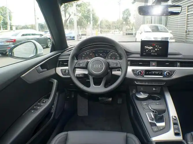 内饰方面奥迪a5的内饰风格依旧保持奥迪家族最新的设计布局,四个字"