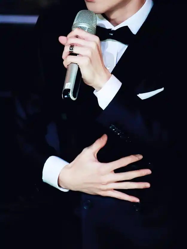 镜头下男明星的手,放大后对比,其实比很多女明星的手还精致