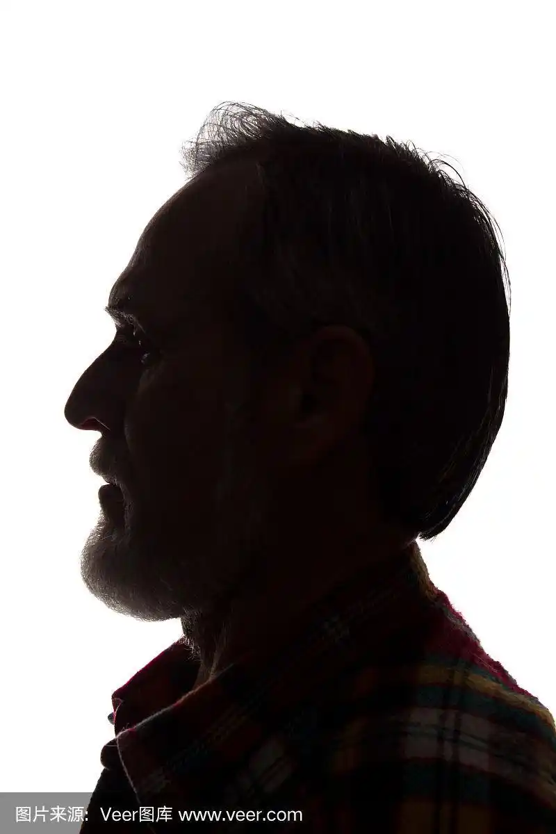一个老人的肖像,侧面-黑暗的特写剪影