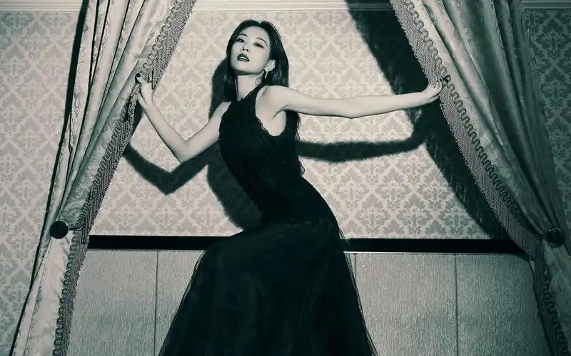 王霏霏黑天鹅性感图片桌面壁纸