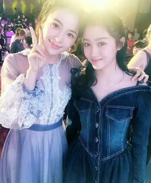 其实除了在这张照片里发现两人的身高趣事以外,还发现关晓彤多的合照