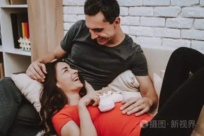 彼此相爱.回家.太好了.沙发.做母亲.丈夫和怀孕的妻子.坐下.