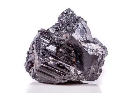 宏观矿物石 sherle, schorl, 黑色电气石在白色背景特写照片