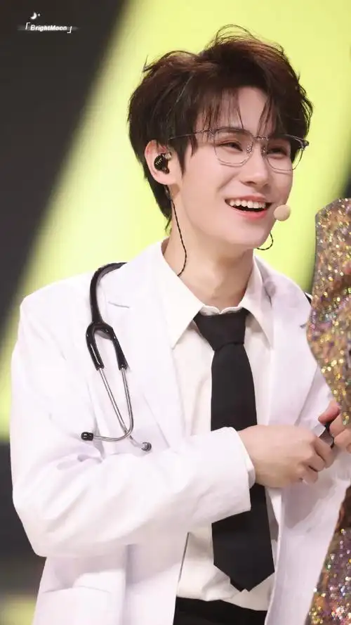 张真源奔跑吧##时代少年团今天换妆造了