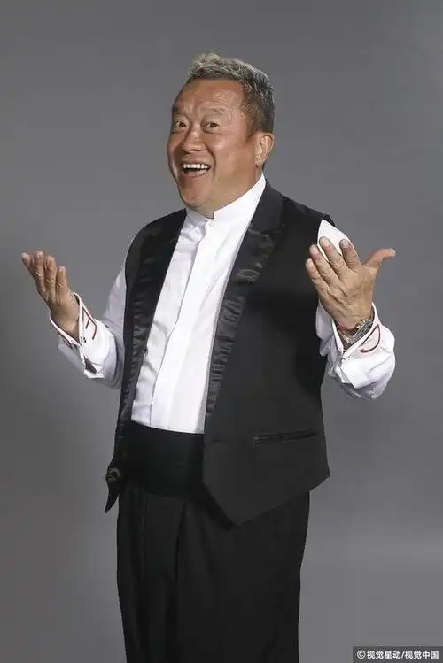 曾志伟一脚踢进娱乐圈担心自己跟不上潮流