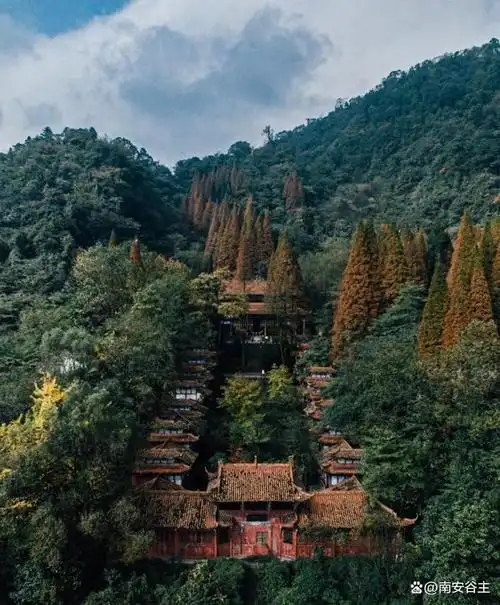 这是位于四川都江堰的灵岩寺,距今有1500余年的历史,是中国佛教禅宗的