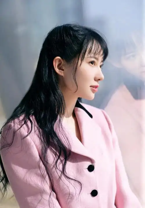 诺澜刘萌萌化身粉红佳人穿套装解锁新潮流尽显优雅风范