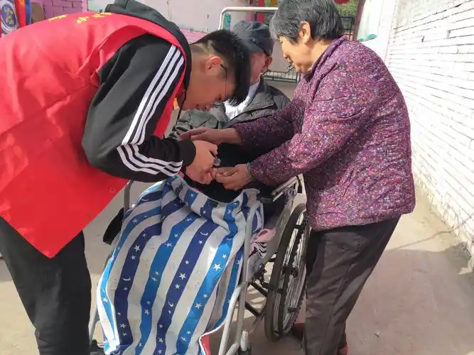 节,天伦共此时—洛阳市第一职业高中组织团员志愿者到敬老院看望老人