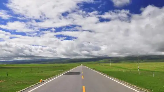 徒步走在这样看不到边际的道路上,路在脚下,路在远方,旅行和不是用