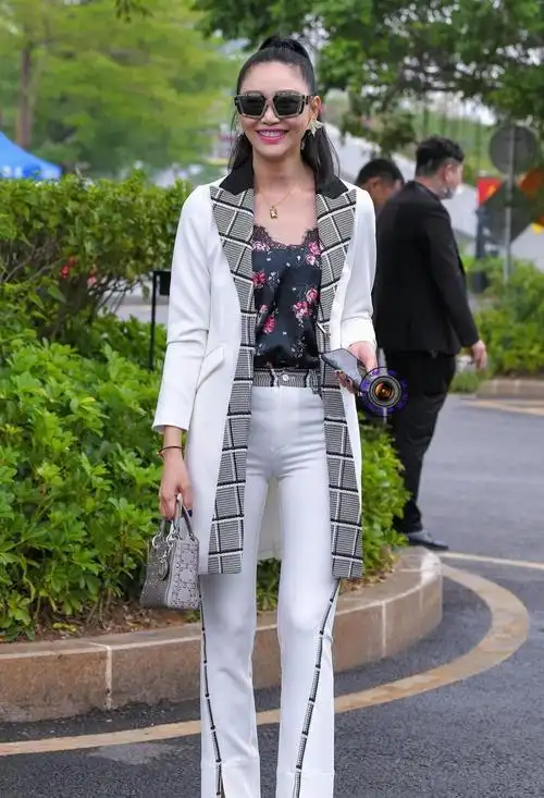 四十岁女人更要注重身材保养和服饰搭配,这样才显年轻漂亮