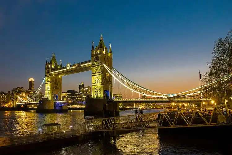 英格兰伦敦泰晤士河和塔桥在黄昏时被照亮图片素材