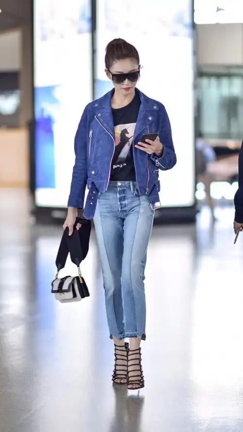 江疏影用牛仔裤打造酷帅风裤腿还缺一块走机场真新潮