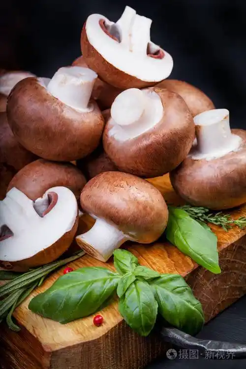 木制的桌子上新鲜香菇蘑菇