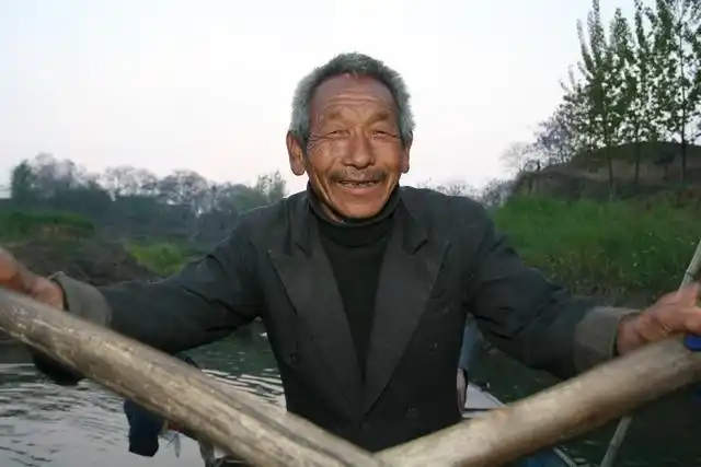 媒体探访疫情下的乡村引争议:乡村老人真的只把新冠当"感冒"?