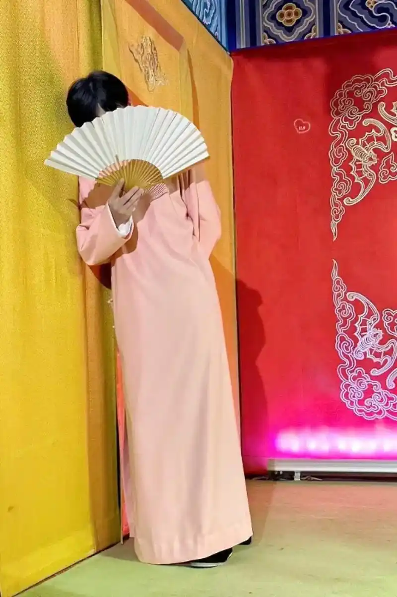 粉大褂!#德云社 #何九华 #相声 - 抖音