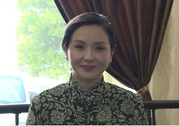 原创她是著名的美女演员,前夫去世独自带女儿10年,今女儿比她还美