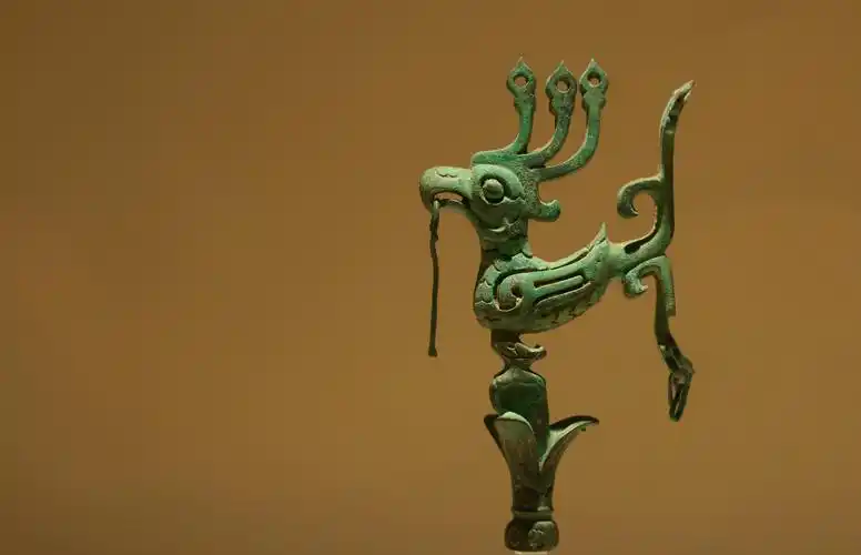 四川三星堆博物馆青铜器 铜神树枝头立鸟文物 视觉中国 图