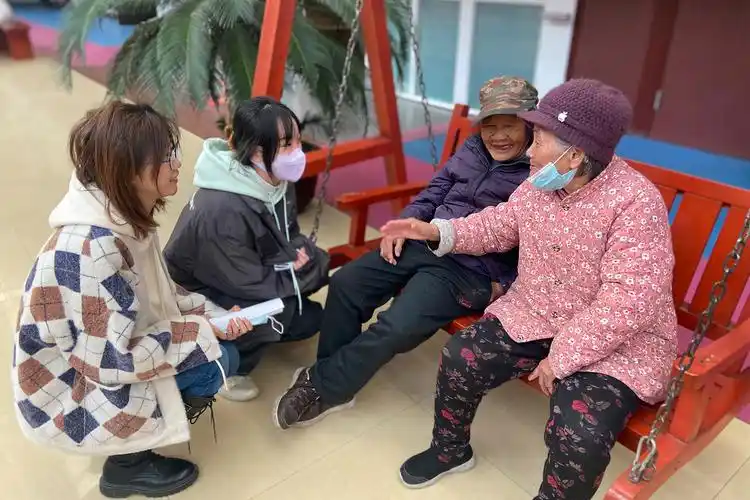 走进敬老院 关爱老人社会实践——弘扬晨晖精神,提现和谐实践团的爱心