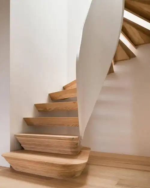 外表普通的住宅,进去之后,楼梯设计就让你惊艳