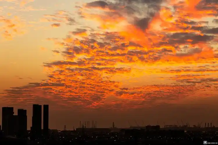 冬月十三,深圳最美壮丽火烧云晚霞来袭