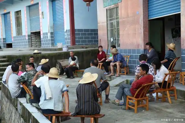 大人们,在一起拉拉家常,唠唠嗑,而小孩子们在一起,疯赶打闹.