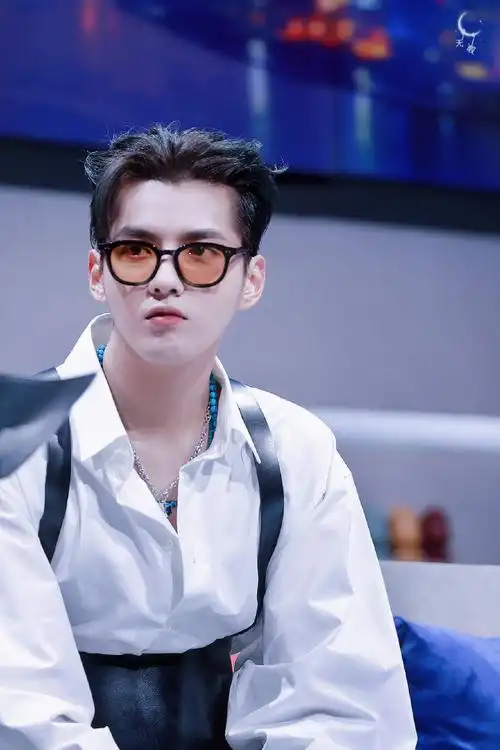 吴亦凡白衬衫吊带马甲