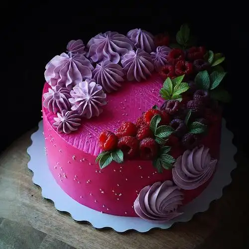 就是水果和奶油本身,但是奶油和水果结合塑造了美丽的蛋糕景象,没有