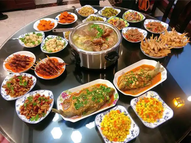 桌子上的菜让人垂涎欲滴,欲罢不能,望了就想吃.