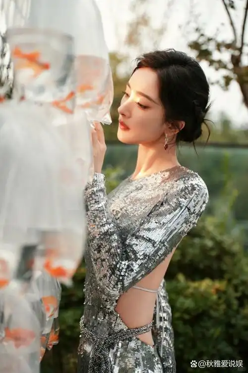 杨幂身着晚礼服演绎星光璀璨  想象一下,那是一个充满阳光的午后,一位