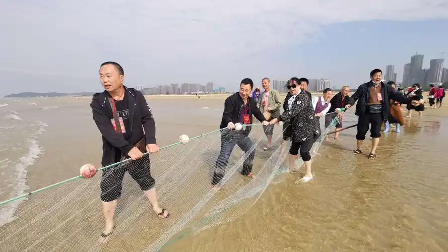 拉网捕鱼,尽管我们没有捕到一条鱼,但大家还是体验到了捕鱼的乐趣!