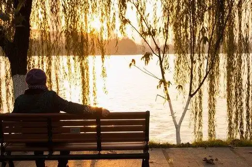 黄昏下一个人孤单的照片7