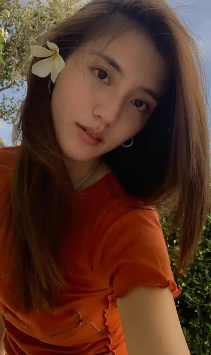 吴千语最新自拍来了,高鼻梁大眼睛尖下巴,隔着屏幕都感觉到美女的优雅