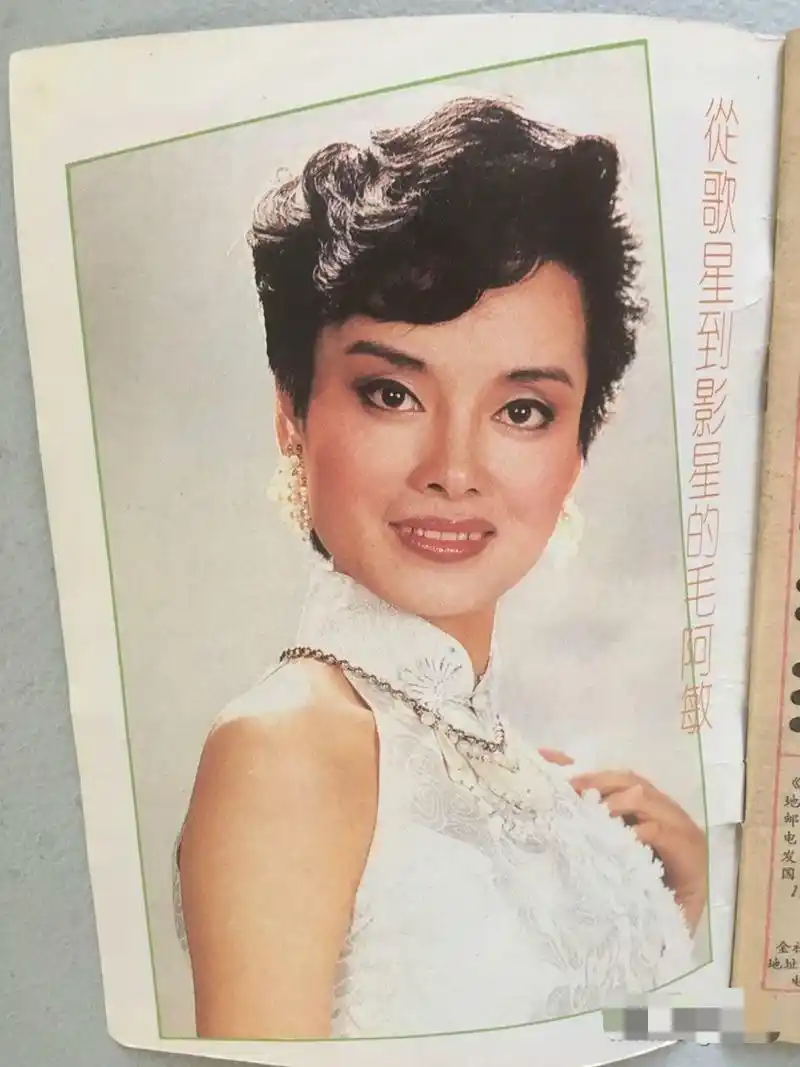 "毛阿敏"又美回来了,穿白色连体裤配短发,比平常年轻时髦太多