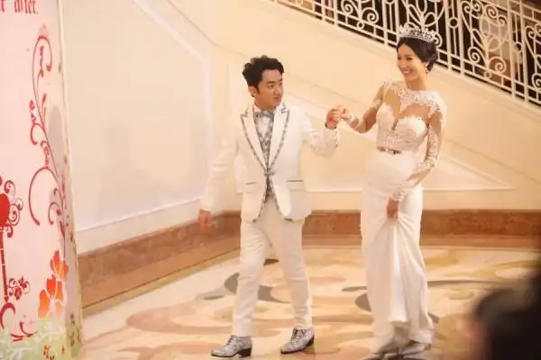 15日晚又在香港迪士尼乐园举办"童话婚礼",下午5时许,王祖蓝与李亚男
