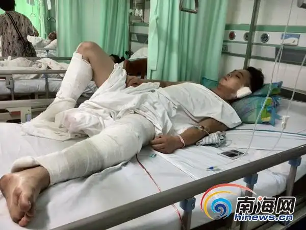 受害人左某全身打着绷带躺在病床上.南国都市报记者林文泉摄