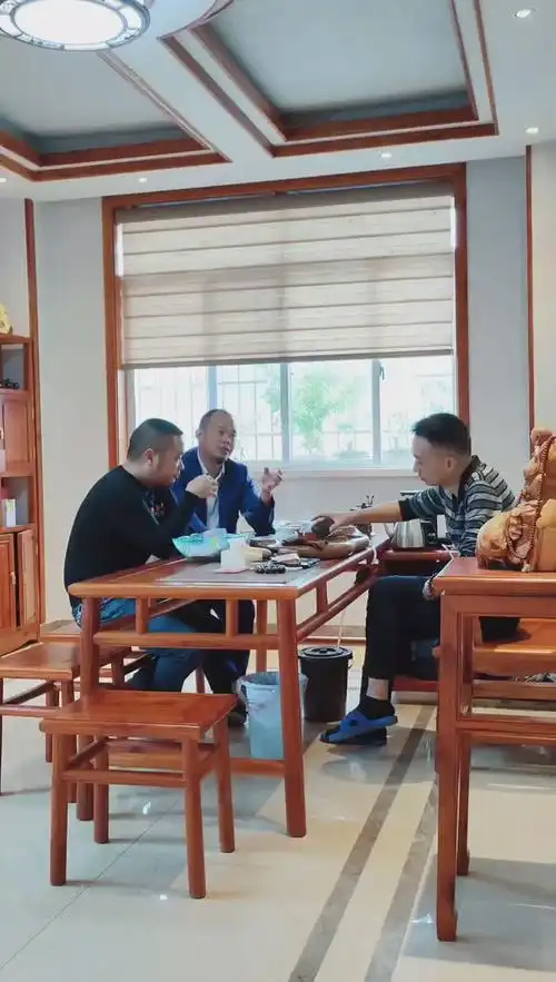 万丈红尘三杯酒千秋大业一壶茶喝茶谈的是生意喝酒吹的是牛皮戒酒