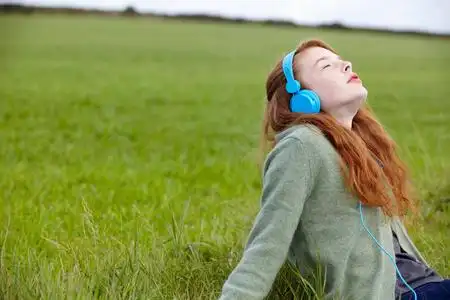 公车上听歌图片