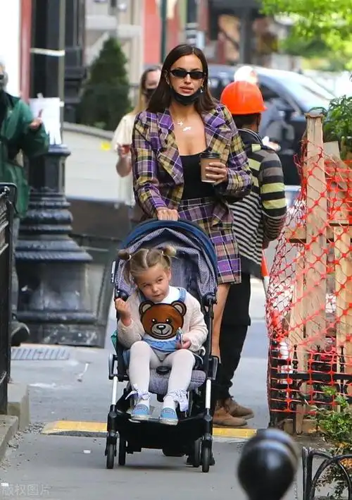 超模伊莲娜现身,看身高有点高了